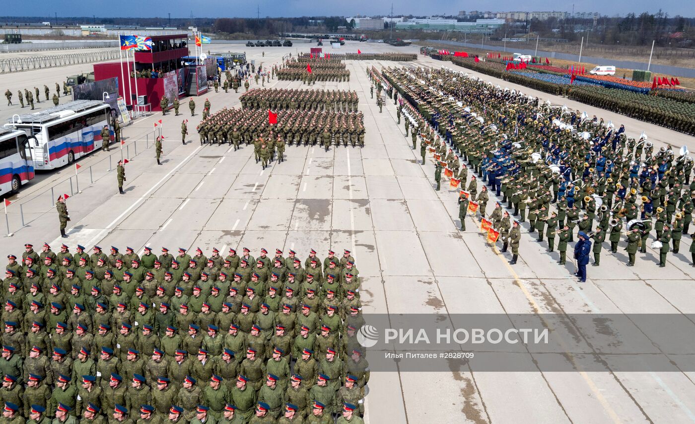 Тренировки в Подмосковье перед военным парадом 9 мая