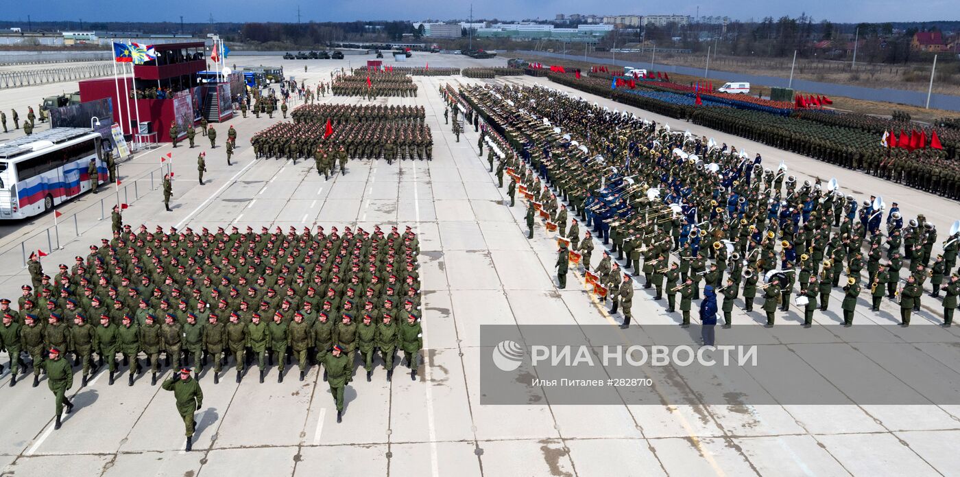 Тренировки в Подмосковье перед военным парадом 9 мая