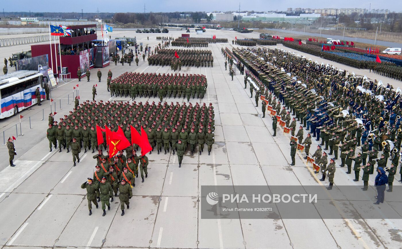 Тренировки в Подмосковье перед военным парадом 9 мая