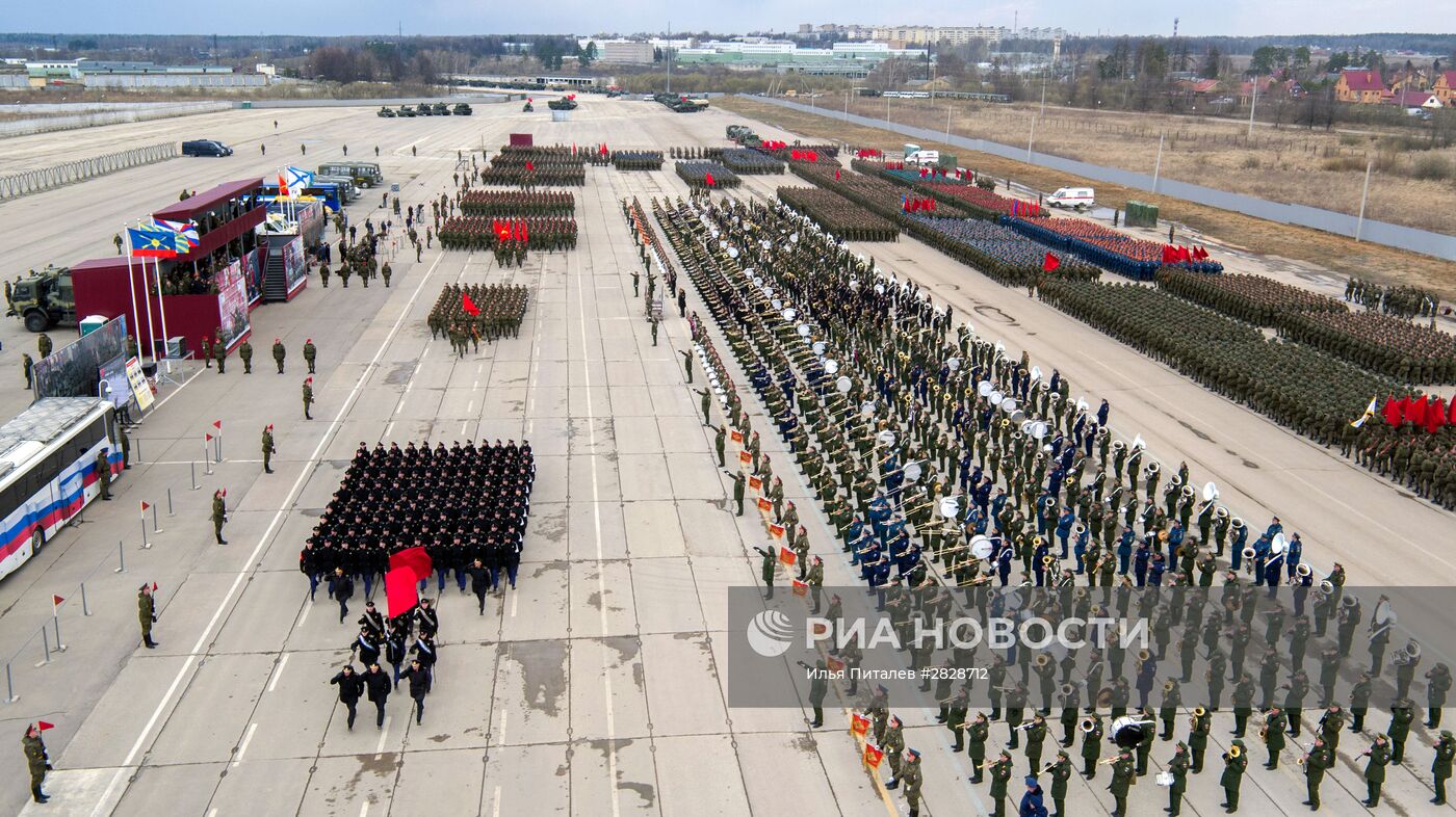 Тренировки в Подмосковье перед военным парадом 9 мая