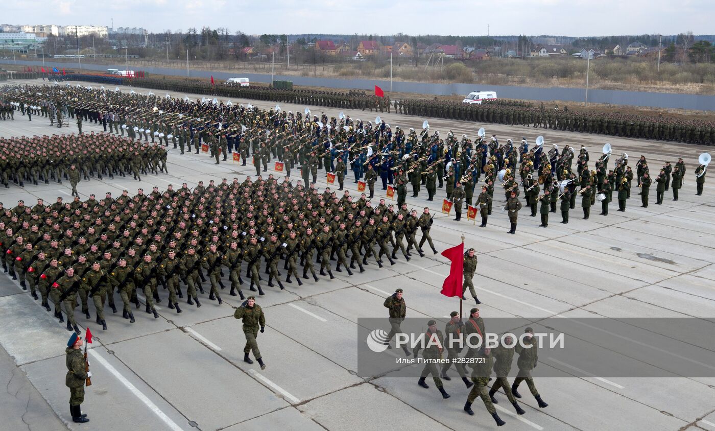 Тренировки в Подмосковье перед военным парадом 9 мая