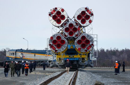 Вывоз ракеты "Союз-2.1а" с космическими аппаратами на стартовую площадку космодрома "Восточный"