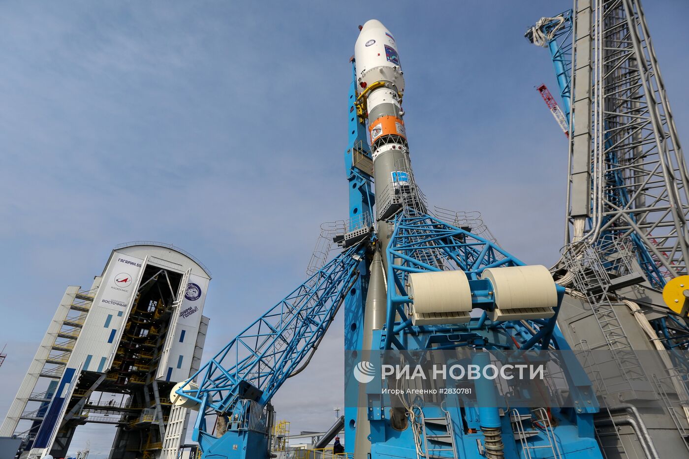 Вывоз ракеты "Союз-2.1а" с космическими аппаратами на стартовую площадку космодрома "Восточный"