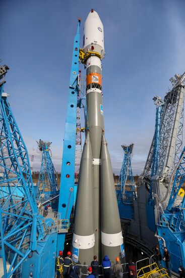 Вывоз ракеты "Союз-2.1а" с космическими аппаратами на стартовую площадку космодрома "Восточный"