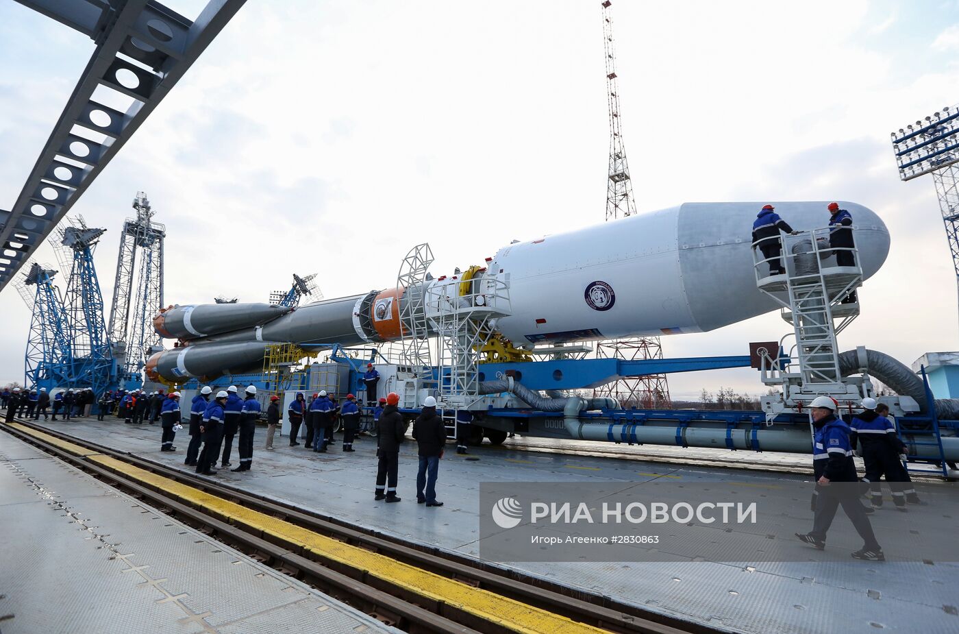 Вывоз ракеты "Союз-2.1а" с космическими аппаратами на стартовую площадку космодрома "Восточный"