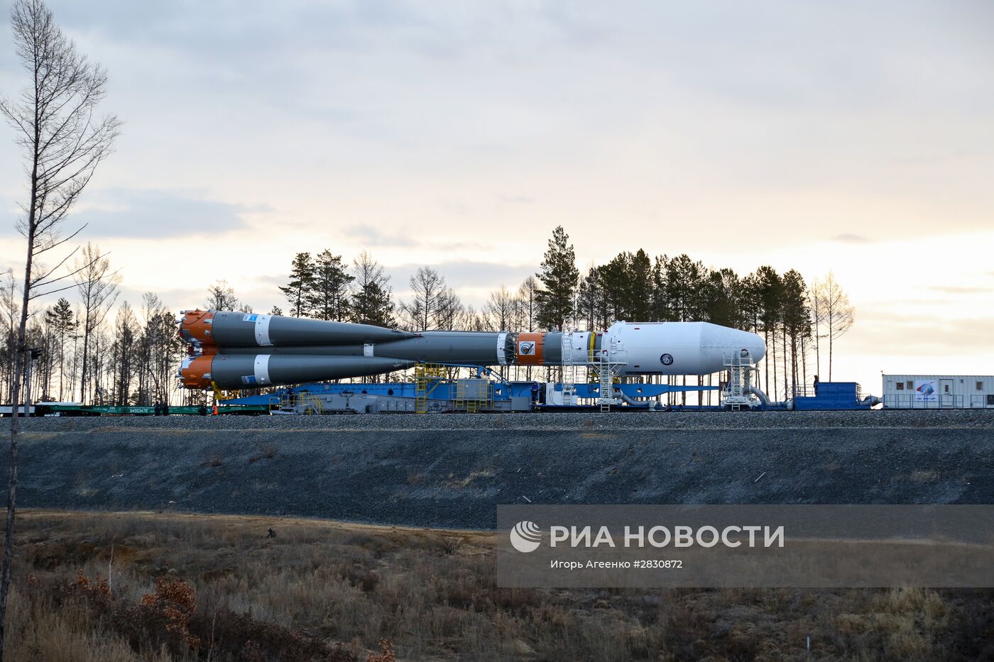 Вывоз ракеты "Союз-2.1а" с космическими аппаратами на стартовую площадку космодрома "Восточный"