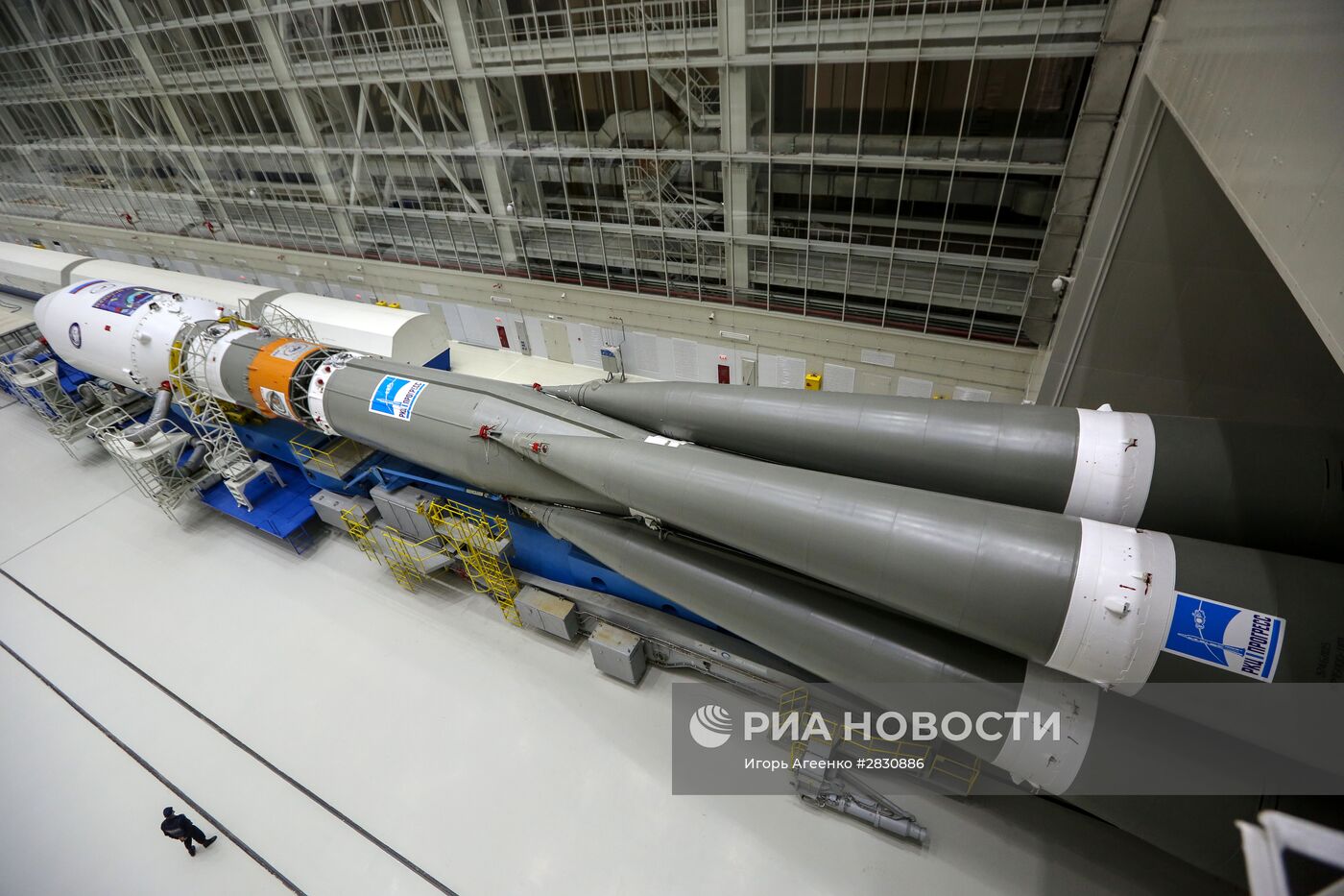 Вывоз ракеты "Союз-2.1а" с космическими аппаратами на стартовую площадку космодрома Восточный