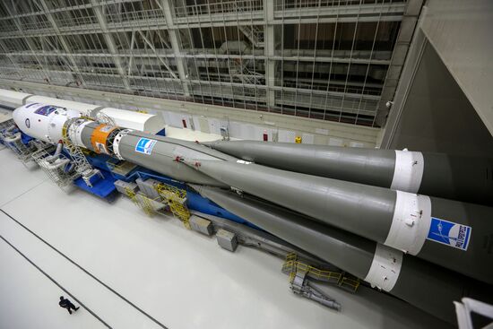 Вывоз ракеты "Союз-2.1а" с космическими аппаратами на стартовую площадку космодрома Восточный