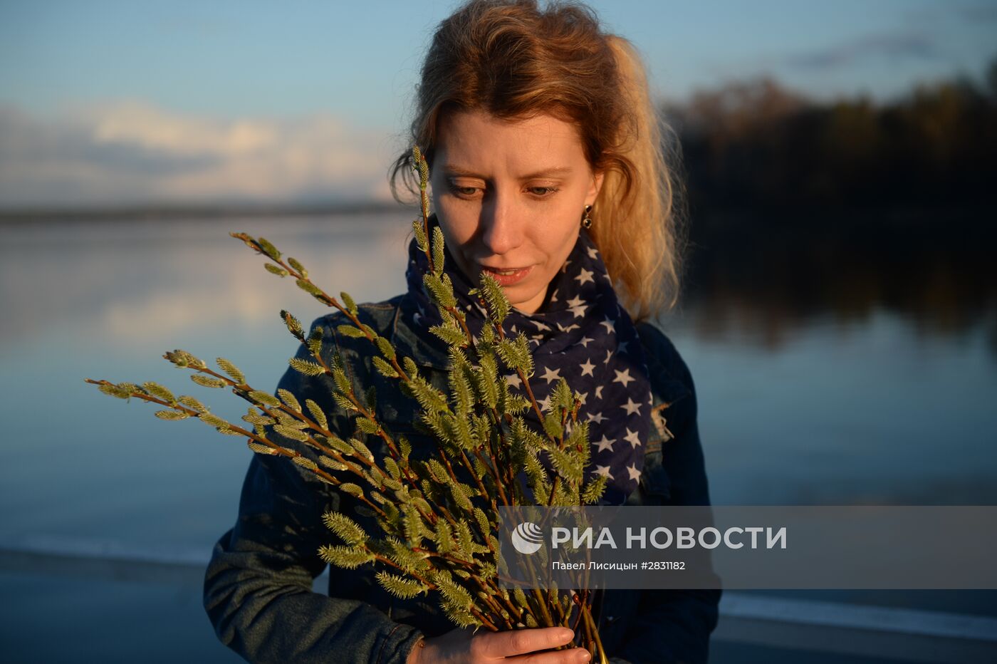 Сбор вербы к Вербному воскресенью на озере Шарташ в Екатеринбурге
