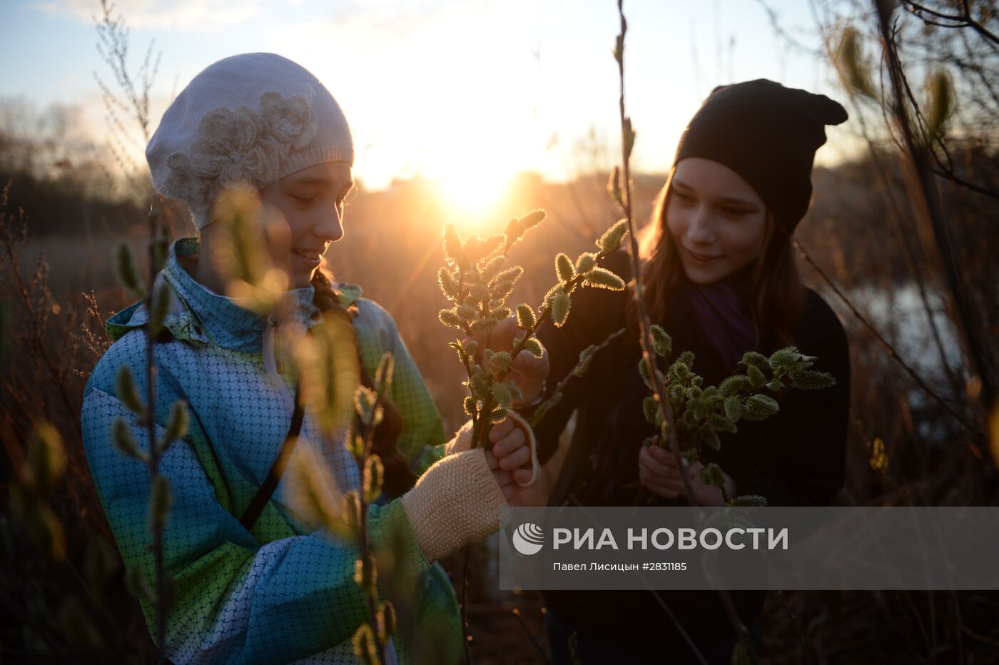 Сбор вербы к Вербному воскресенью на озере Шарташ в Екатеринбурге