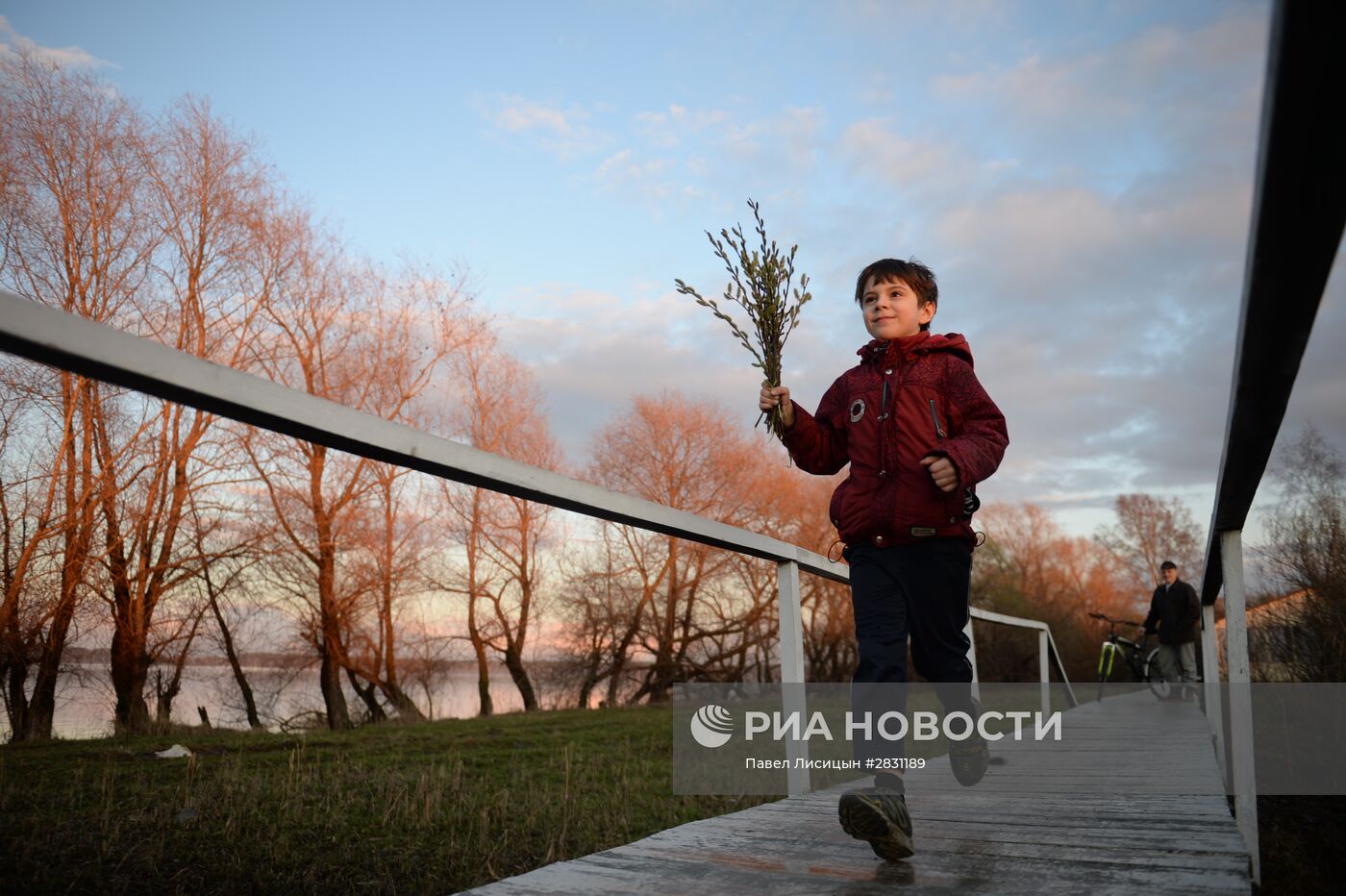 Сбор вербы к Вербному воскресенью на озере Шарташ в Екатеринбурге