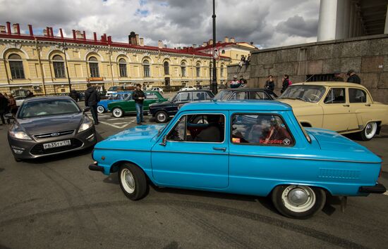 Выставка ретро-автомобилей в Санкт-Петербурге