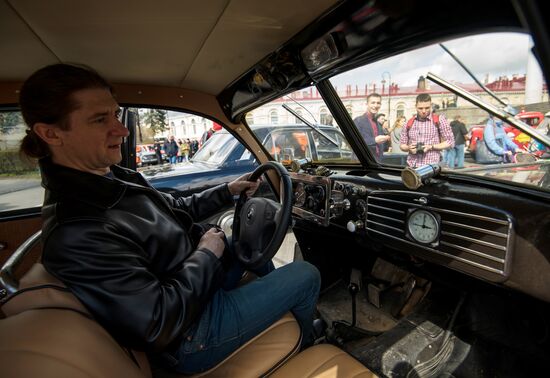 Выставка ретро-автомобилей в Санкт-Петербурге