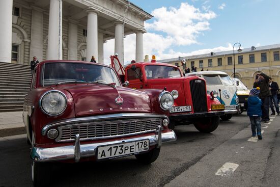 Выставка ретро-автомобилей в Санкт-Петербурге