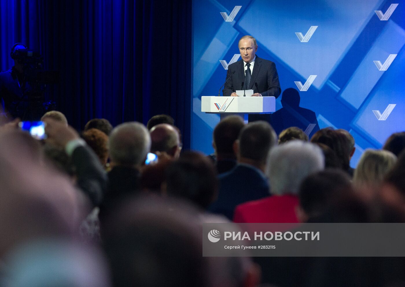 Президент РФ В. Путин принял участие в пленарном заседании межрегионального форума ОНФ