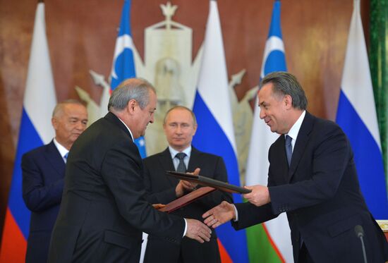 Президент РФ В. Путин проводит переговоры с президентом Узбекистана И. Каримовым