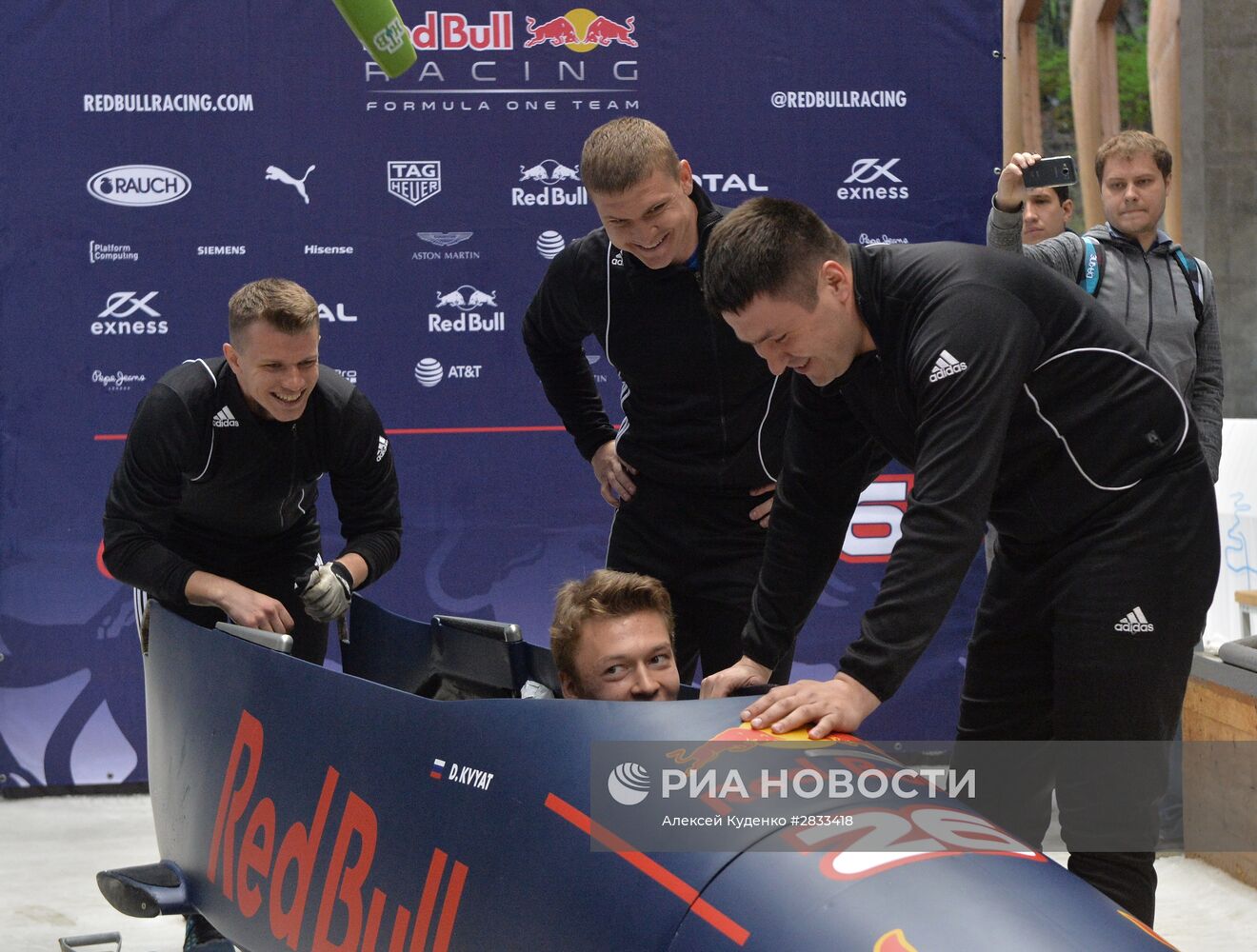 Российский гонщик Формулы-1 Даниил Квят посетил бобслейную трассу