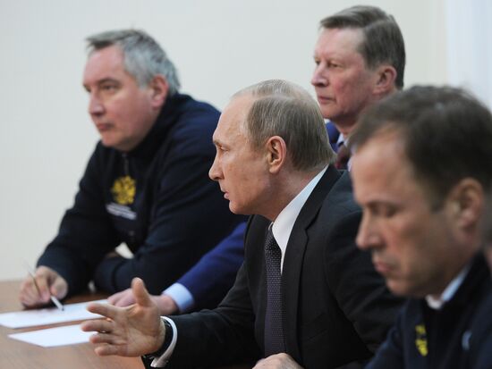Президент РФ В. Путин провел заседание Госкомиссии по старту РН "Союз-2.1а"