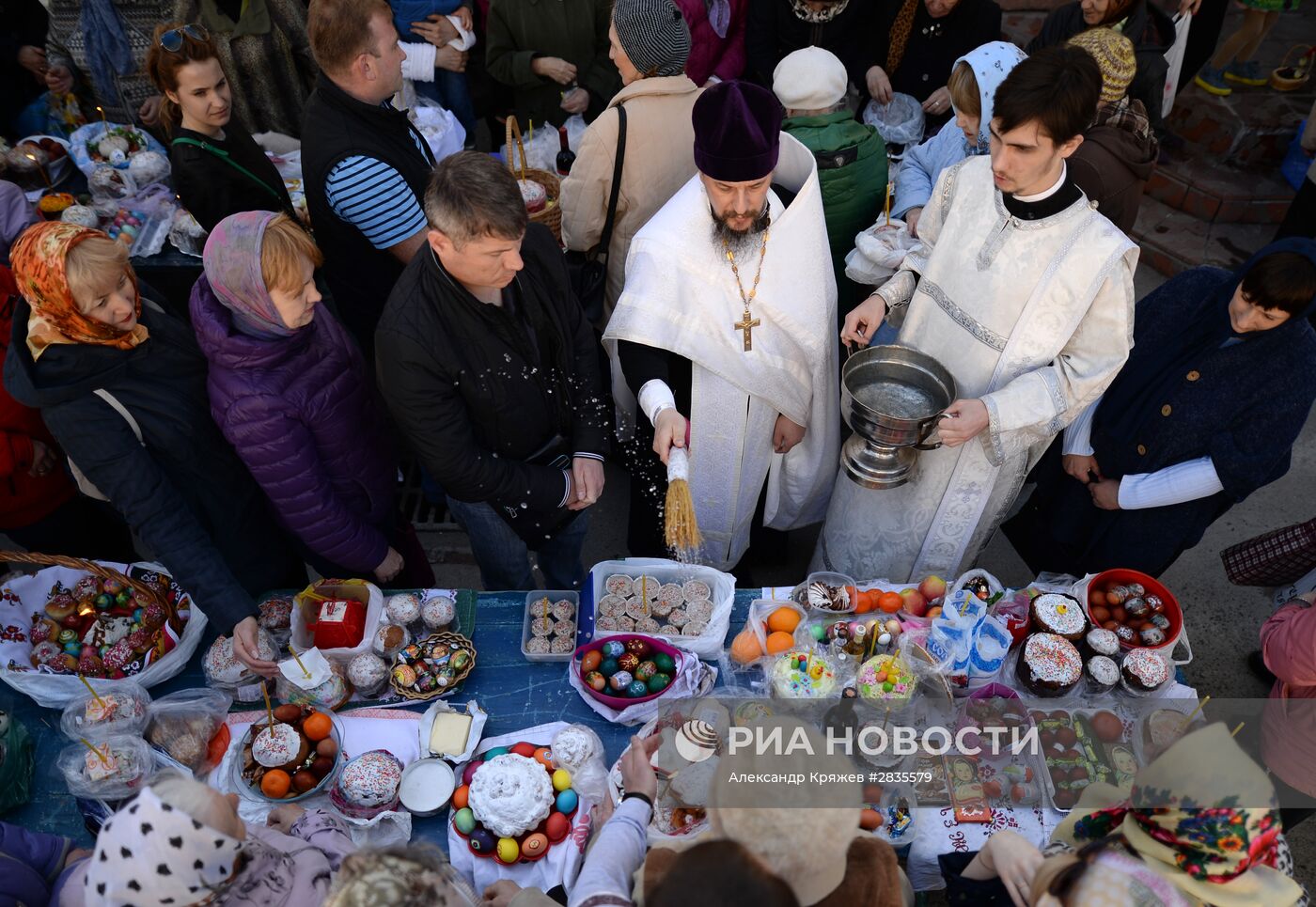 Освящение куличей и пасхальных яиц в Великую субботу | РИА Новости Медиабанк