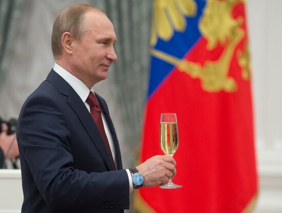 Президент РФ В. Путин вручил медали "Герой Труда Российской Федерации"