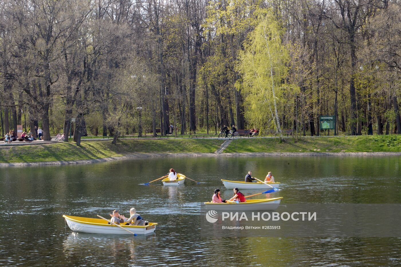 Шествие ходулистов в рамках фестиваля "Между небом и землей"