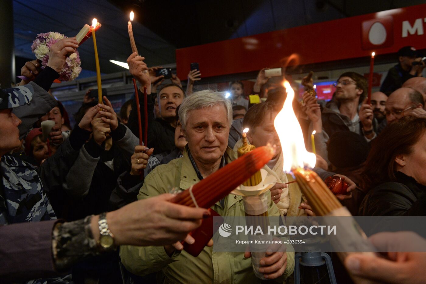 Встреча Благодатного огня в аэропорту Внуково