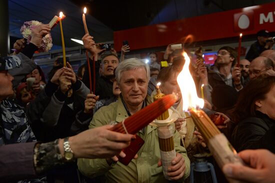 Встреча Благодатного огня в аэропорту Внуково