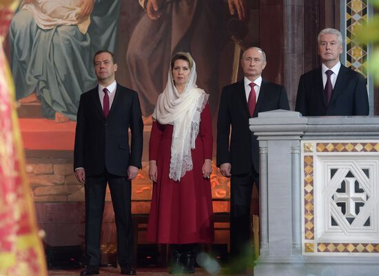 Президент РФ В. Путин и премьер-министр РФ Д. Медведев на пасхальном богослужении в храме Христа Спасителя в Москве