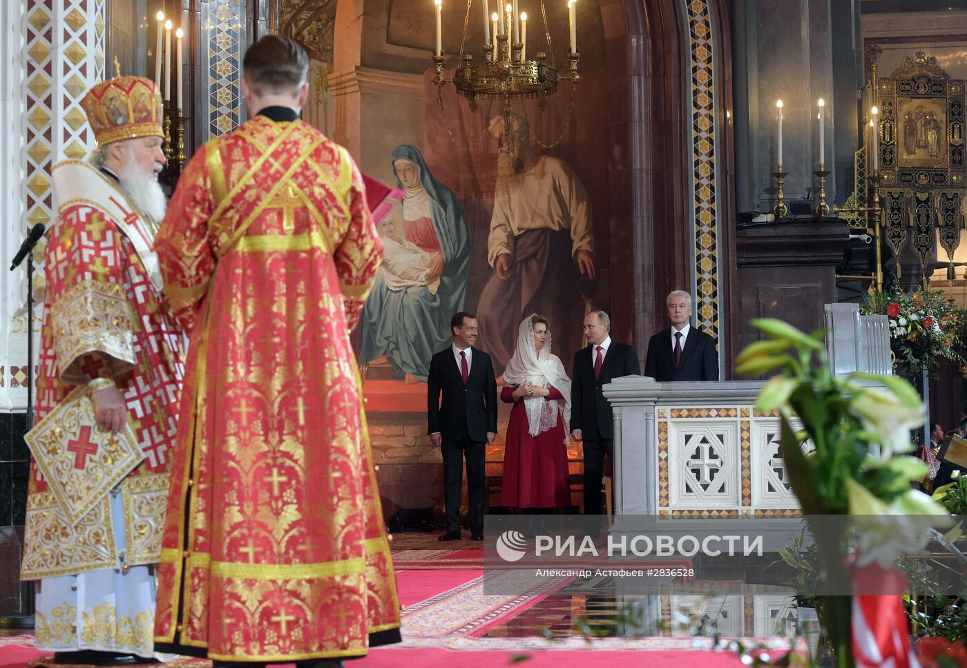 Президент РФ В. Путин и премьер-министр РФ Д. Медведев на пасхальном богослужении в храме Христа Спасителя в Москве