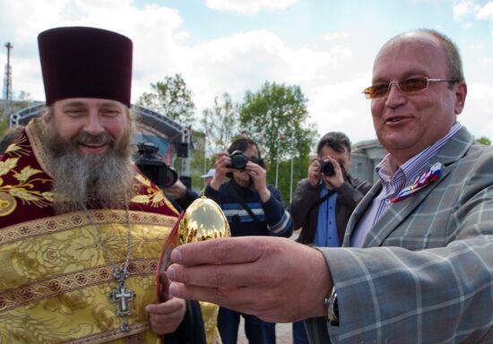 Самая большая пасха России доставлена в Симферополь