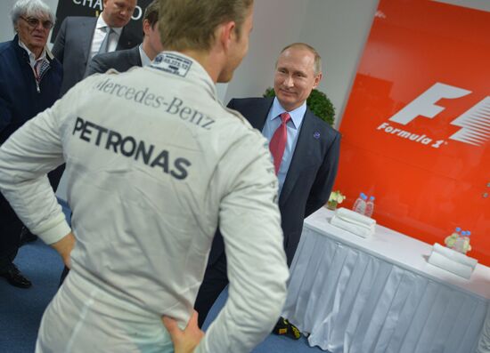 Президент РФ В. Путин посетил гонки российского этапа чемпионата мира "Формулы-1" в Сочи
