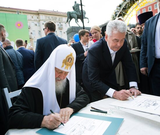Патриарх Московский и всея Руси Кирилл и мэр Москвы С. Собянин посетили Пасхальную ярмарку