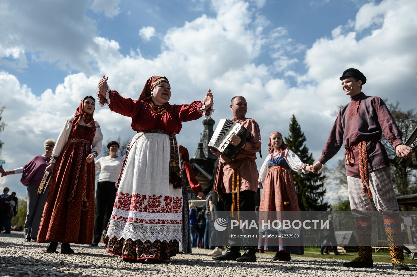 Праздник "Светлая седмица" в музее деревянного зодчества "Витославлицы" в Новгородской области