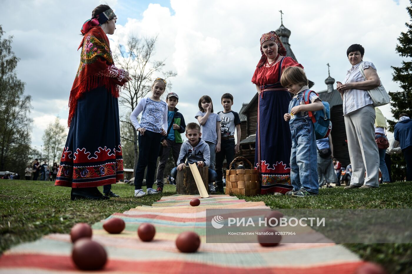 Праздник "Светлая седмица" в музее деревянного зодчества "Витославлицы" в Новгородской области