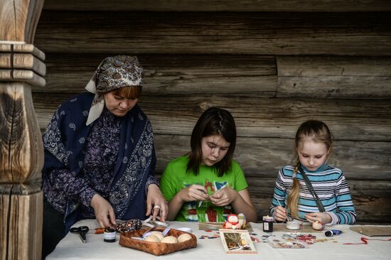 Праздник "Светлая седмица" в музее деревянного зодчества "Витославлицы" в Новгородской области