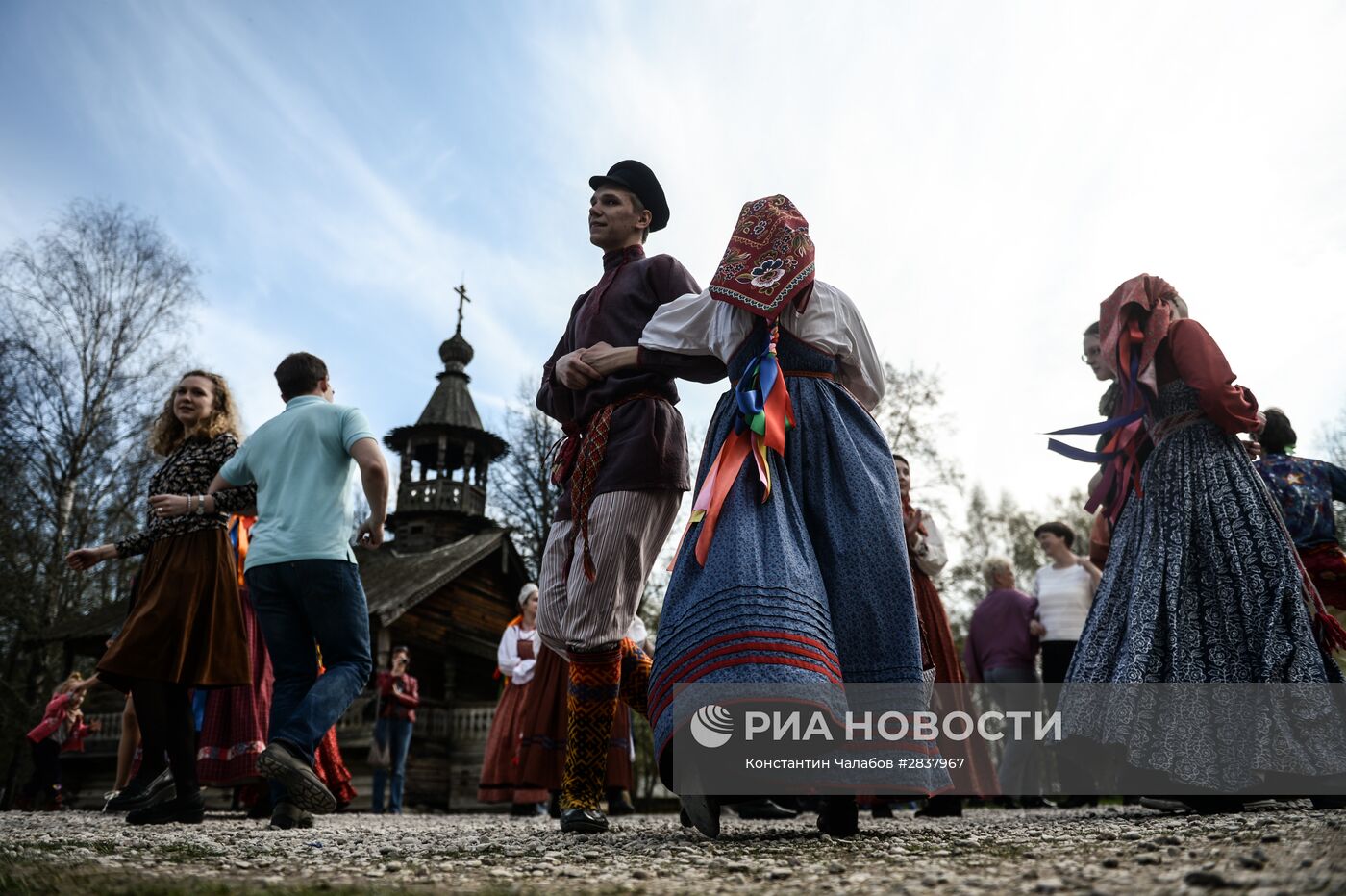 Праздник "Светлая седмица" в музее деревянного зодчества "Витославлицы" в Новгородской области