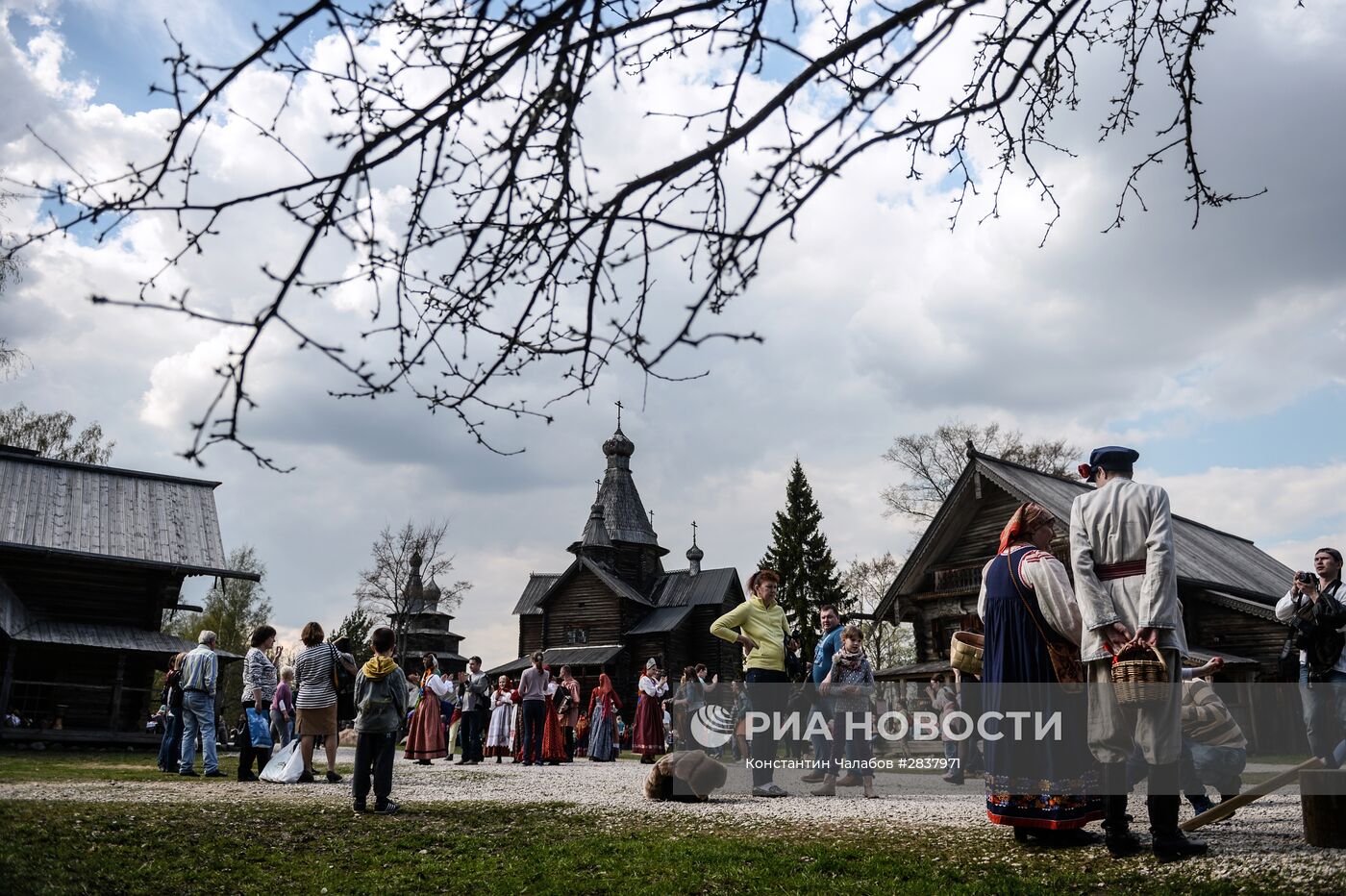 Праздник "Светлая седмица" в музее деревянного зодчества "Витославлицы" в Новгородской области