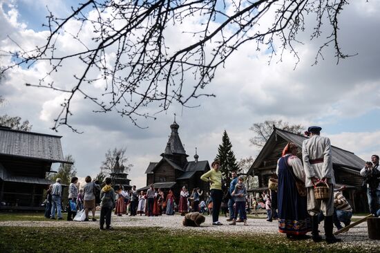 Праздник "Светлая седмица" в музее деревянного зодчества "Витославлицы" в Новгородской области