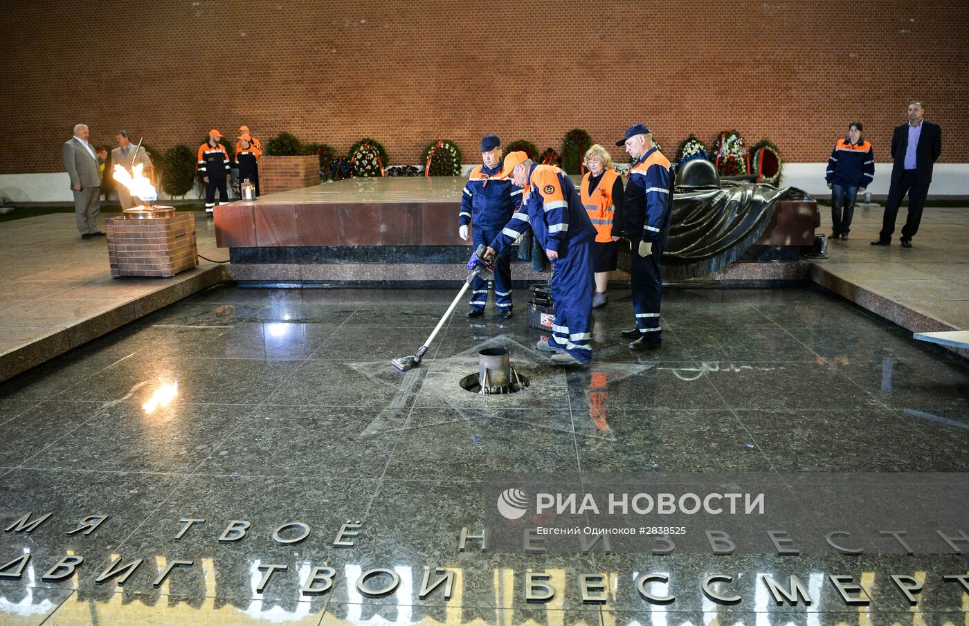 Профилактика горелки Вечного огня в Александровском саду