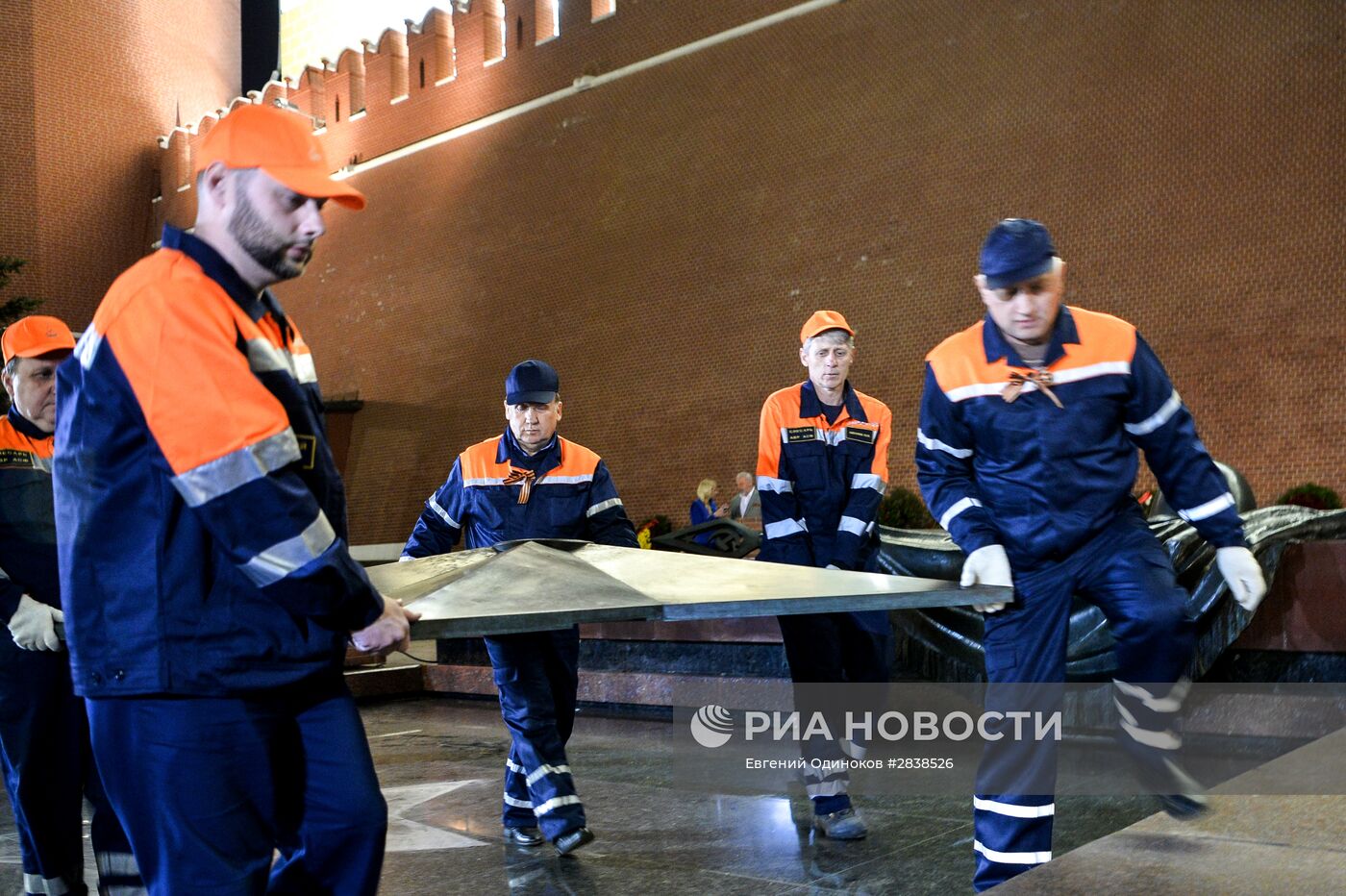 Профилактика горелки Вечного огня в Александровском саду