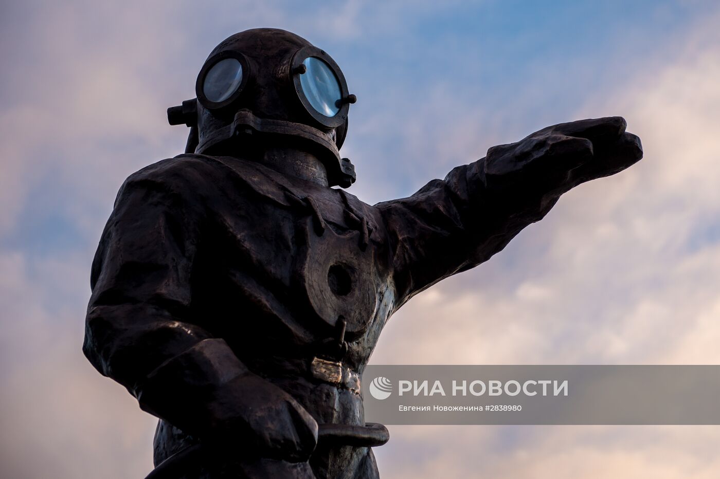 Открытие скульптуры Леонида Тишкова "Водолаз-Маяк"