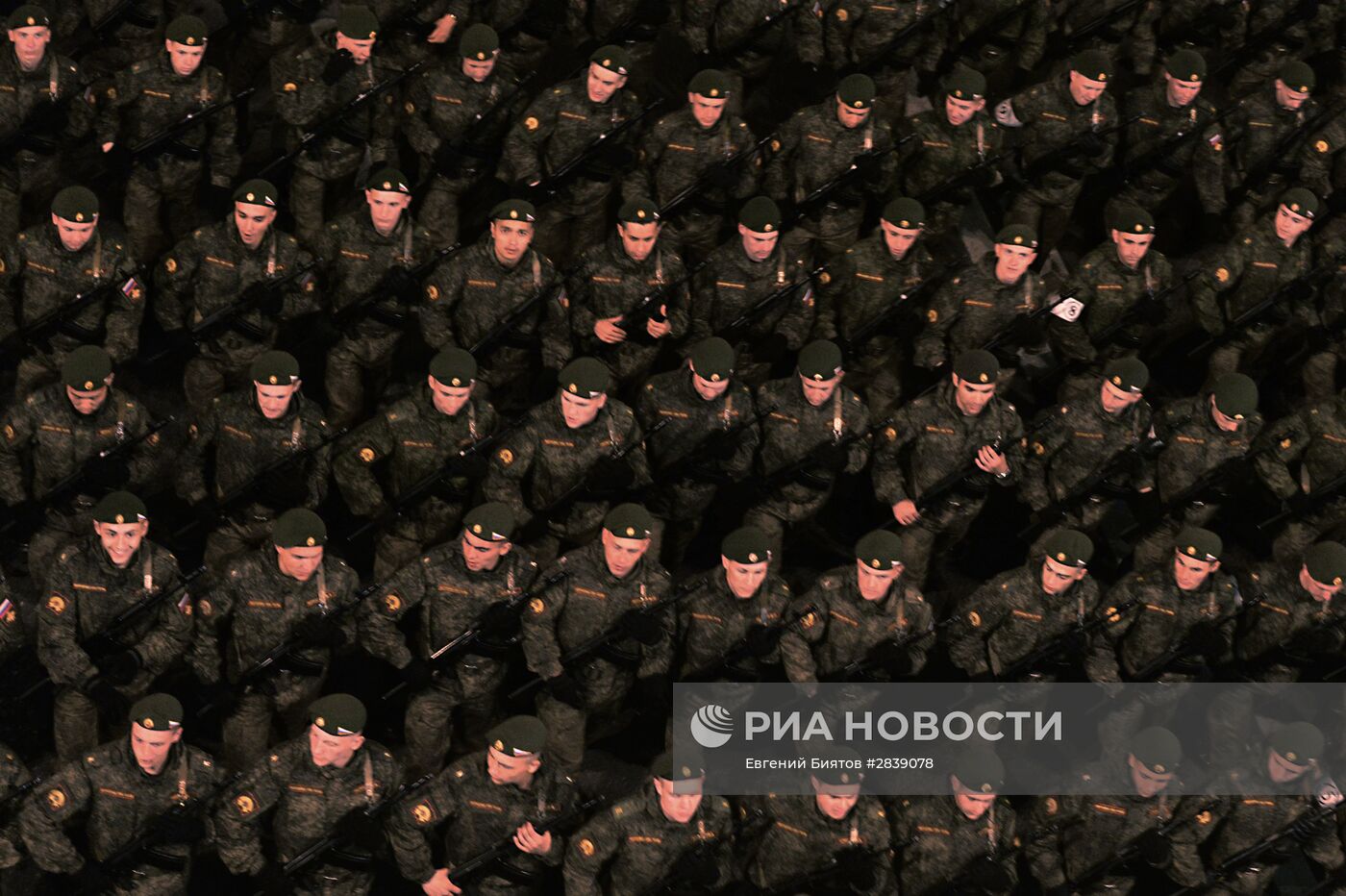 Ночная репетиция военного парада на Красной площади