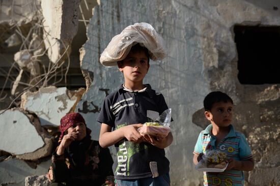 Раздача российской гуманитарной помощи населению Сирии