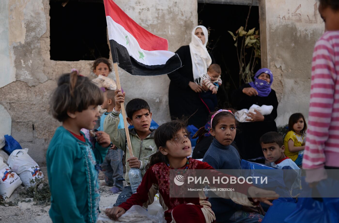 Раздача российской гуманитарной помощи населению Сирии