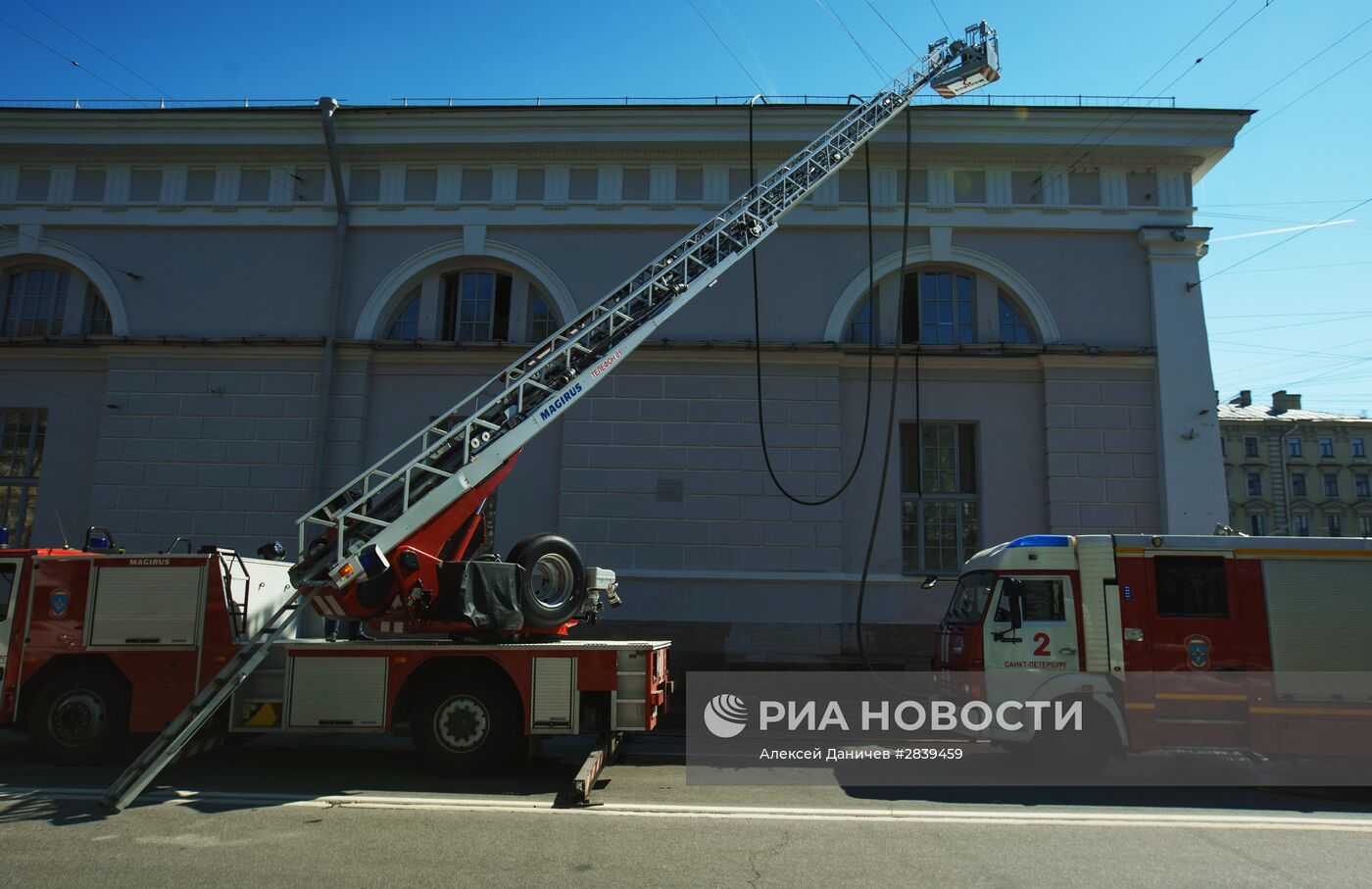 Пожар на крыше здания Центрального выставочного зала "Манеж" в Санкт-Петербурге