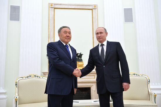 Президент РФ В. Путин встретился с президентом Казахстана Н. Назарбаевым
