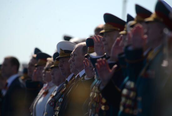 Президент РФ В.Путин и премьер-министр РФ Д.Медведеев на военном параде в честь 71-й годовщины Победы в ВОВ