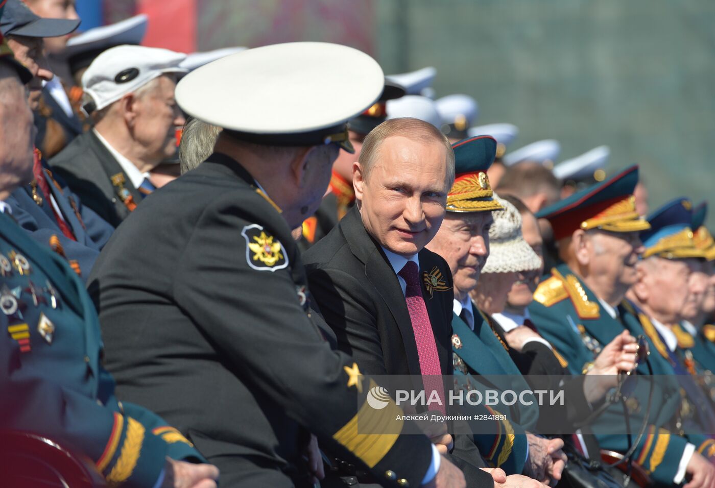 Президент РФ В.Путин и премьер-министр РФ Д.Медведев на военном параде в честь 71-й годовщины Победы в ВОВ