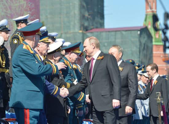 Президент РФ В.Путин и премьер-министр РФ Д.Медведев на военном параде в честь 71-й годовщины Победы в ВОВ