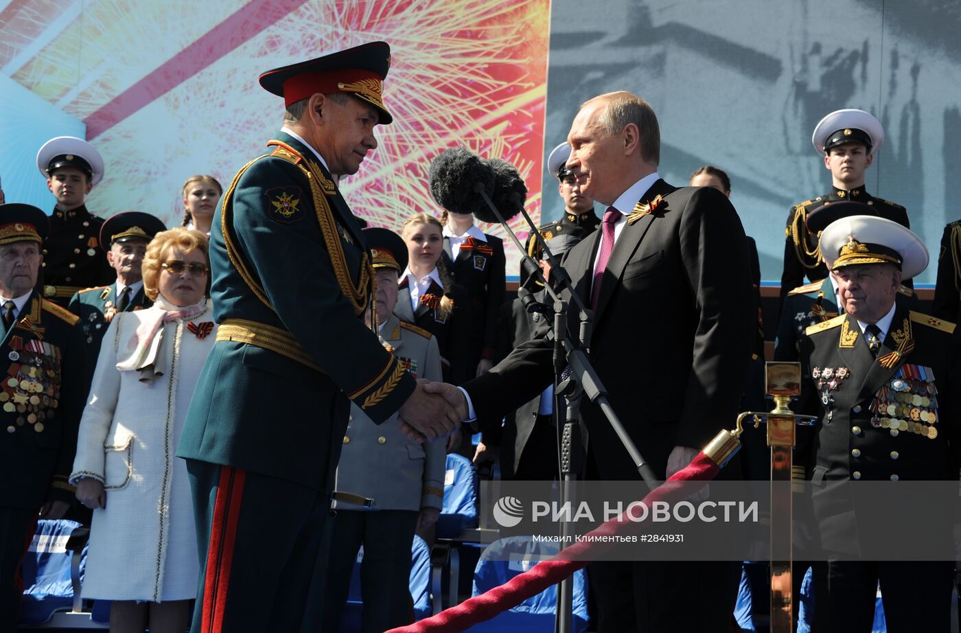 Президент РФ В.Путин и премьер-министр РФ Д.Медведев на военном параде в честь 71-й годовщины Победы в ВОВ